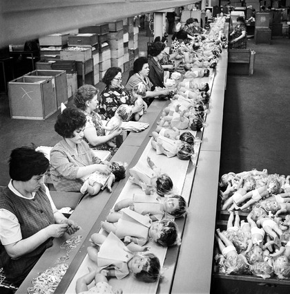 Mannheim-Neckarau, Puppenproduktion der Firma Schildkröt 1960er-Jahre
