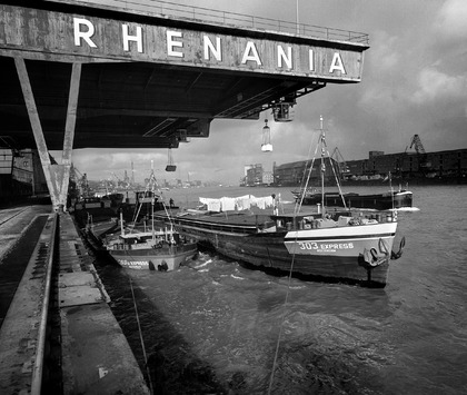 Mannheim, Anlegestelle des Rhenania-Speichers im Industriehafen 1961
