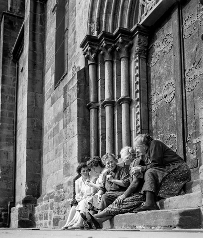 Schlettstadt/Elsass, Plausch auf den Stufen vor der Pfarrkirche St. Georges 1961