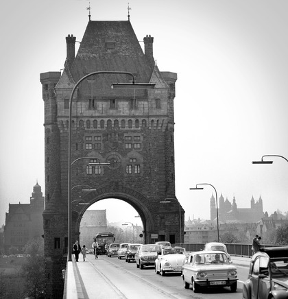Worms, Nibelungenbrücke mit Nibelungenturm 1960er-Jahre