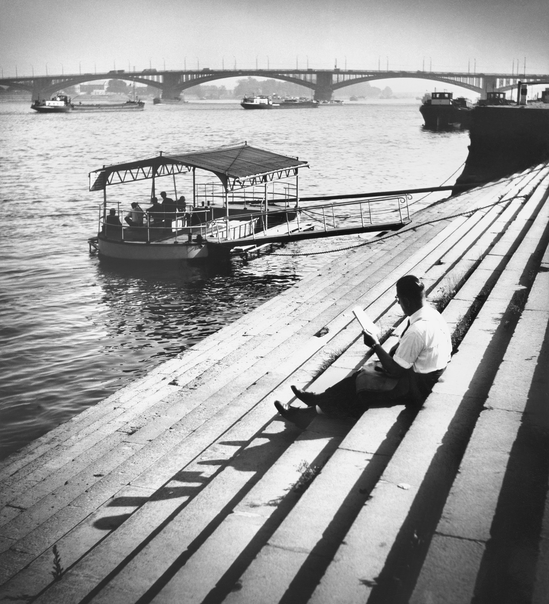 Mainz, Treppe am Rhein unterhalb der Theodor-Heuss-Brücke