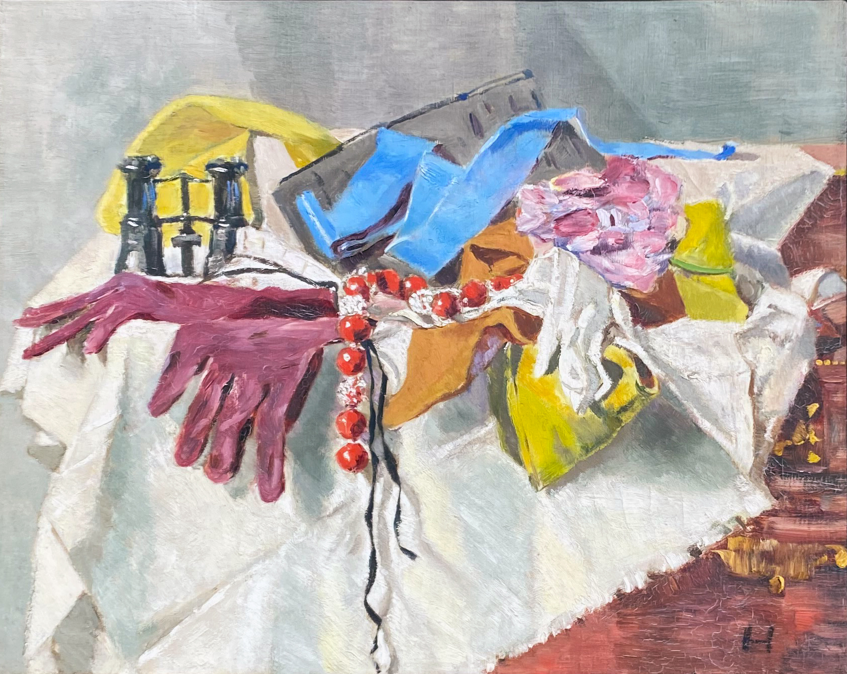 Bijouterie-Stilleben (violette Handschuhe, Opernglas und rote Halskette)