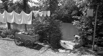 Robert Häusser: Elsass,Waschtag am Fluss, 1963