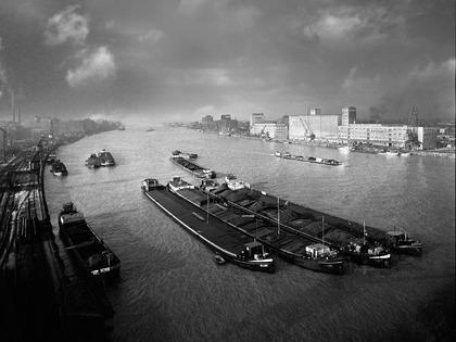 Robert Häusser: Mannheim, Reger Schiffsverkehr im Industriehafen, 1963