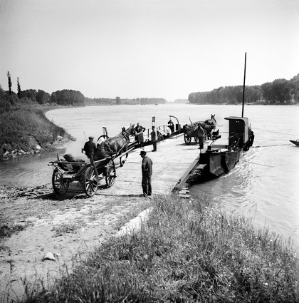 Robert Häusser: Oberhausen-Rheinhausen, Die Rheinfähre zwischen Rheinhausen und Speyer, 1963