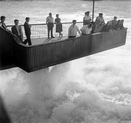 Robert Häusser: Schaffhausen, Aussichtsplattform "Känzeli" über dem Rheinfall, 1963
